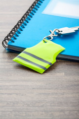 mini reflective vest keyring žlutá